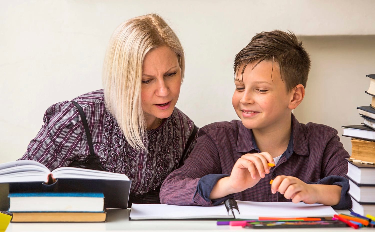 Preschooler engaged lessons with tutor. Wakacyjny kurs jezyka angielskiego (1)
